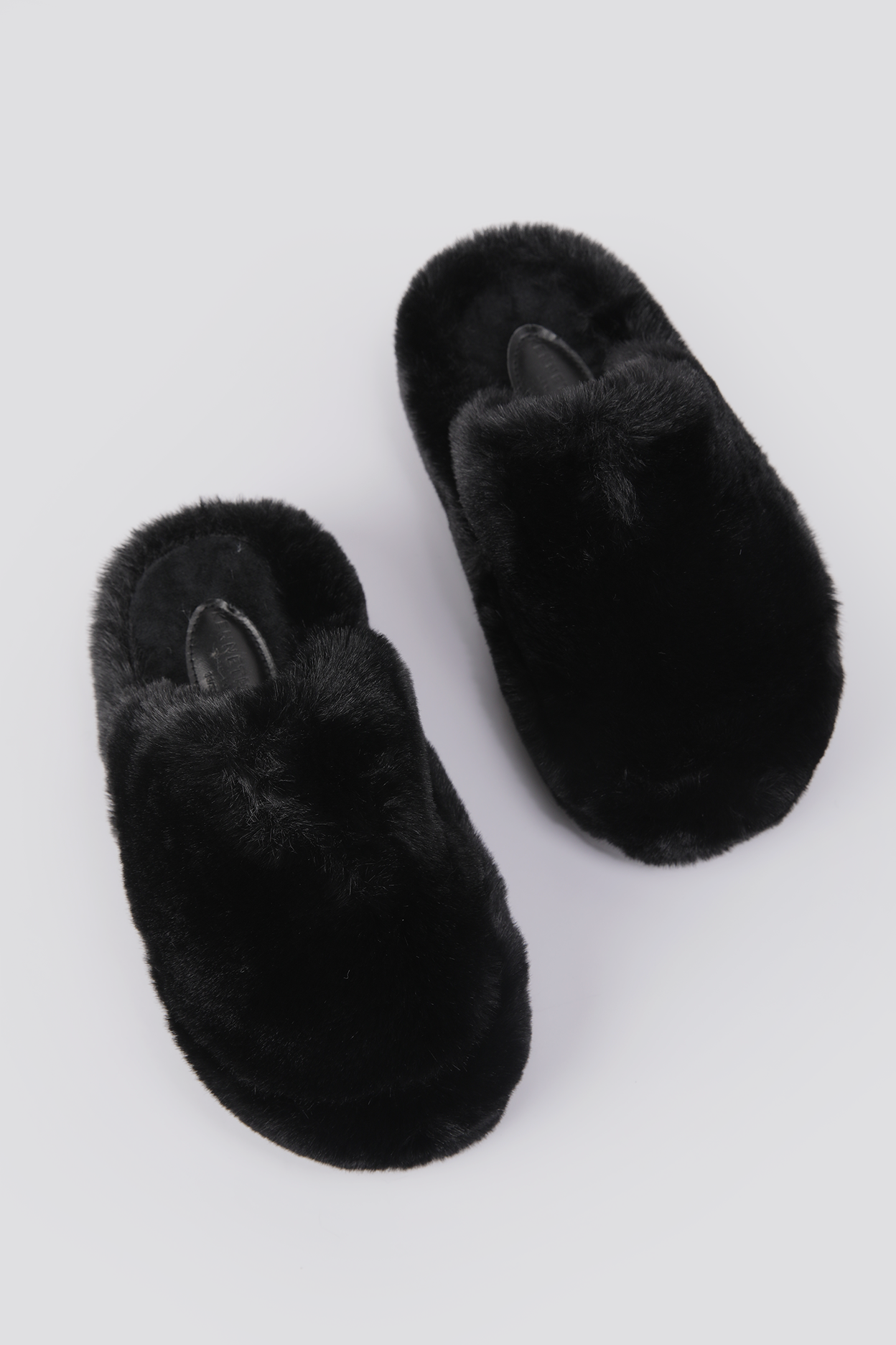 נעלי בית פרוותיות לנשים בצבע שחור