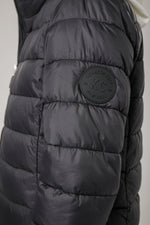 מעיל מרופד צווארון גבוה בצבע שחור