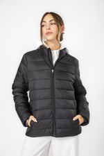 מעיל מרופד צווארון גבוה בצבע שחור