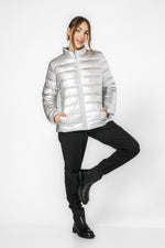 מעיל מרופד צווארון גבוה בצבע כסף