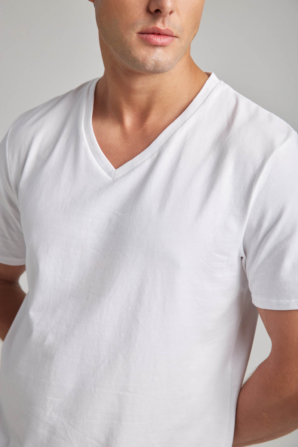 מארז שתי חולצות וי בייסיק לגברים