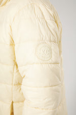 מעיל מרופד בצבע חמאה צווארון גבוה 