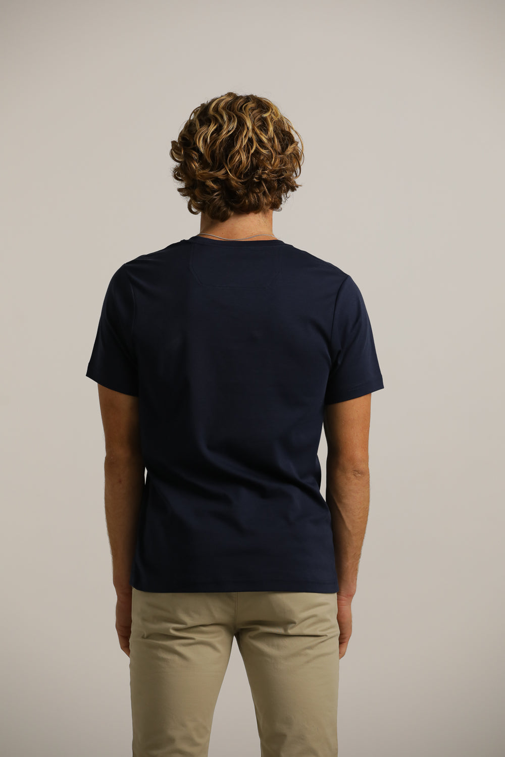 טישירט חלקה צווארון וי | קנת קול