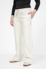 מכנסי טרנינג גזרה ישרה בצבע קרם