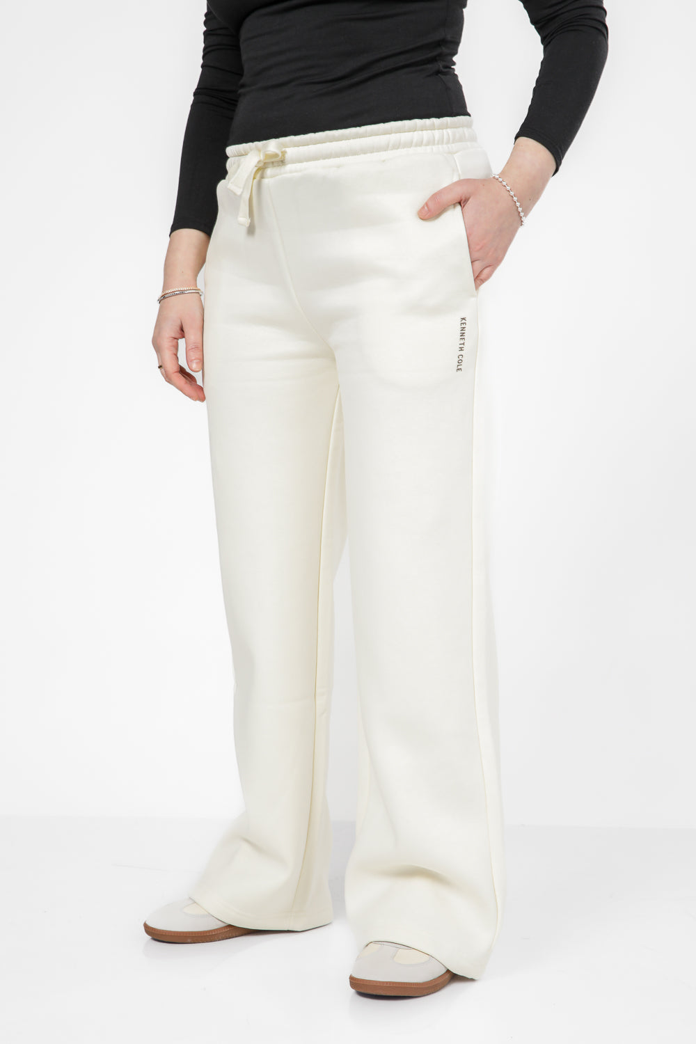 מכנסי טרנינג גזרה ישרה בצבע קרם