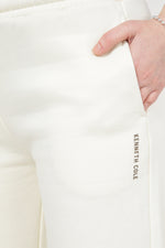 מכנסי טרנינג גזרה ישרה בצבע קרם