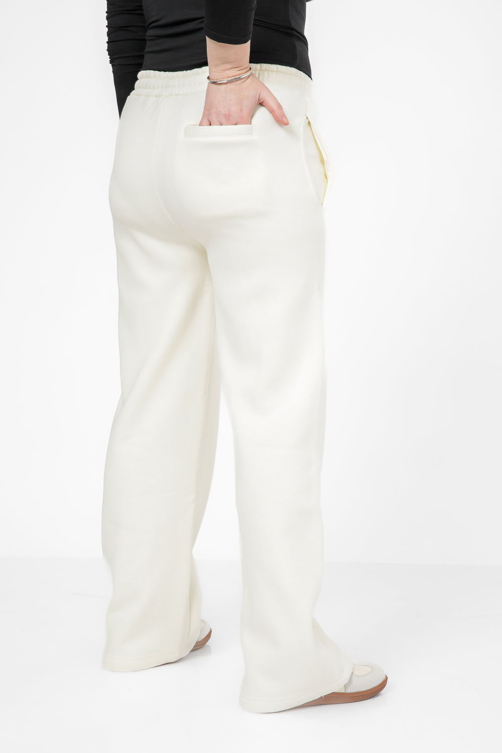 מכנסי טרנינג גזרה ישרה בצבע קרם