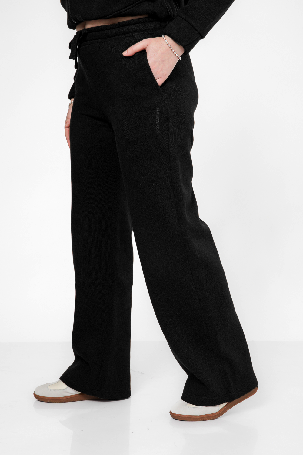 מכנסי טרנינג גזרה ישרה בצבע שחור