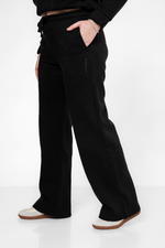 מכנסי טרנינג גזרה ישרה בצבע שחור