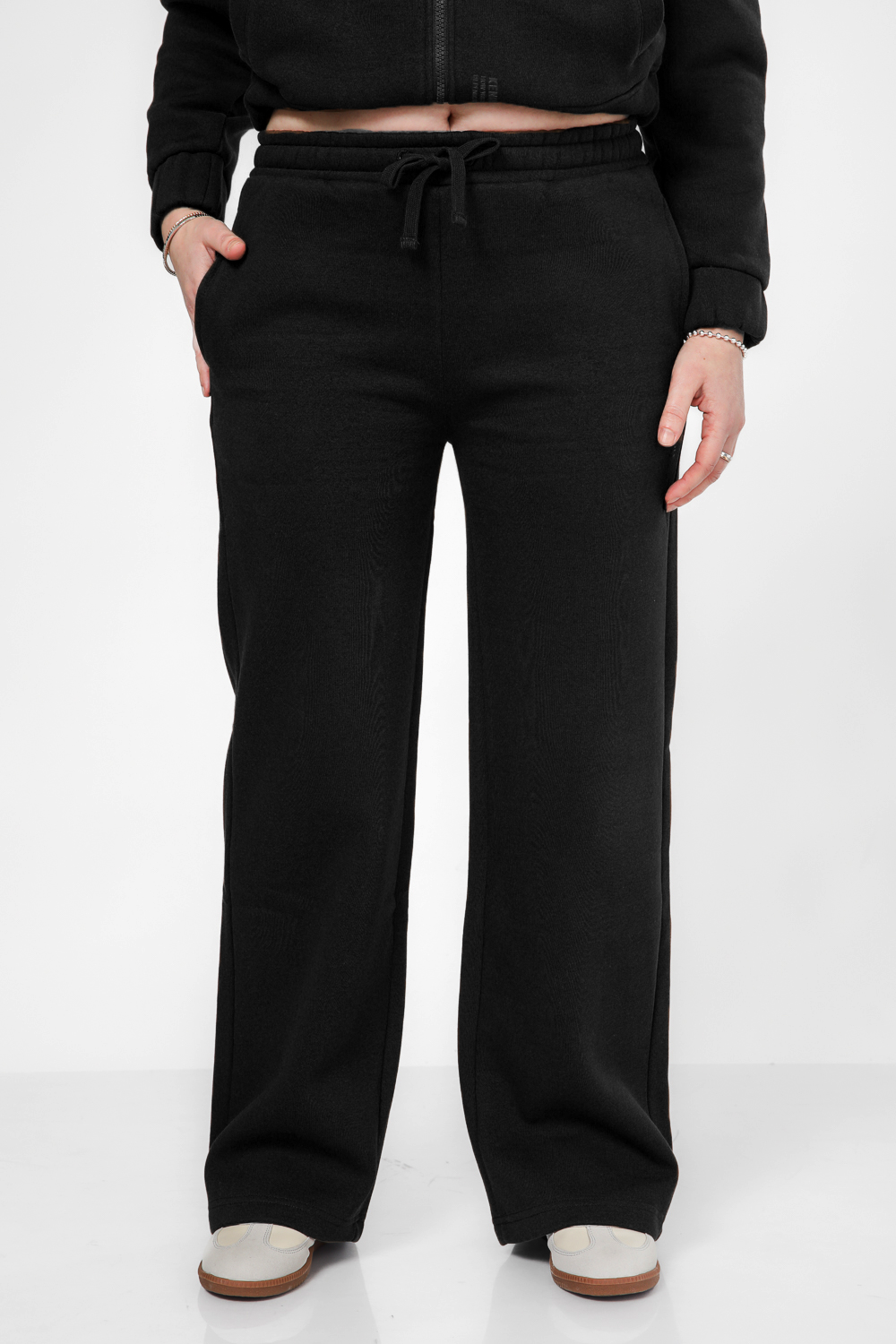 מכנסי טרנינג גזרה ישרה בצבע שחור