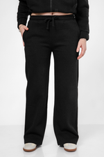 מכנסי טרנינג גזרה ישרה בצבע שחור