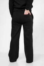 מכנסי טרנינג גזרה ישרה בצבע שחור