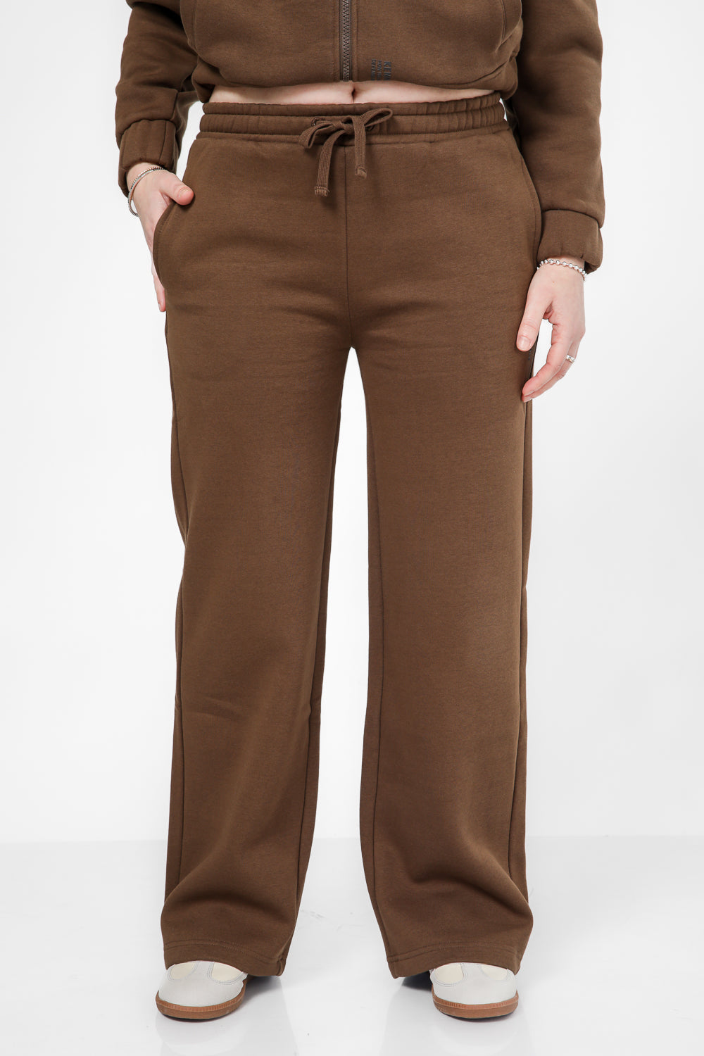 מכנסי טרנינג גזרה ישרה בצבע קפה