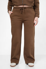 מכנסי טרנינג גזרה ישרה בצבע קפה