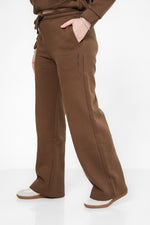 מכנסי טרנינג גזרה ישרה בצבע קפה