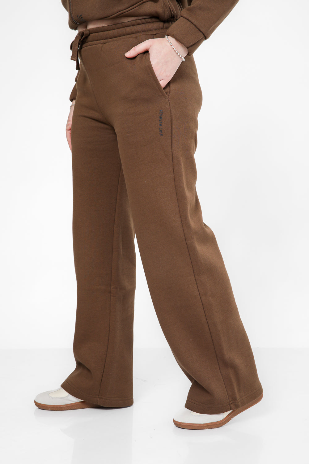 מכנסי טרנינג גזרה ישרה בצבע קפה