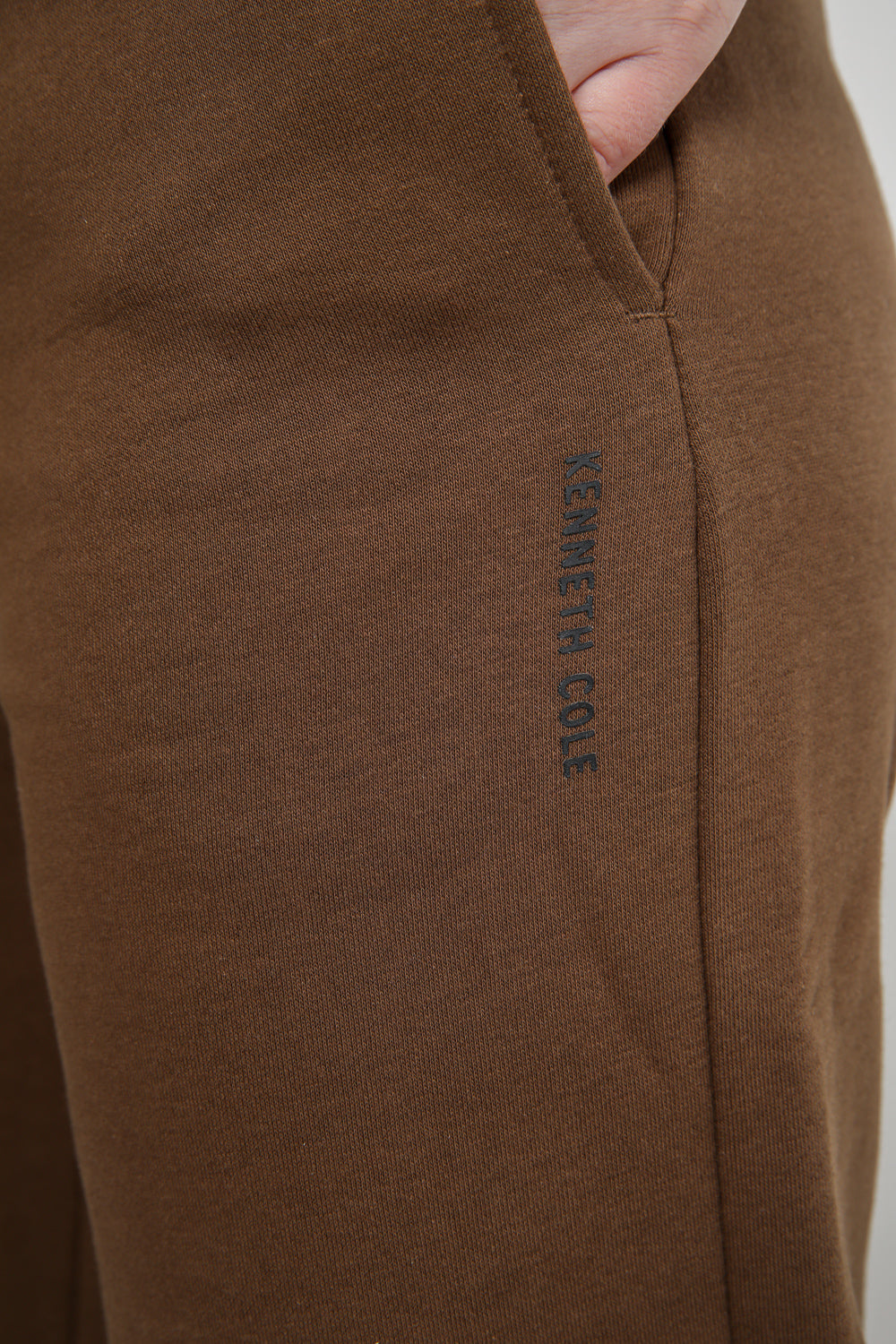 מכנסי טרנינג גזרה ישרה בצבע קפה