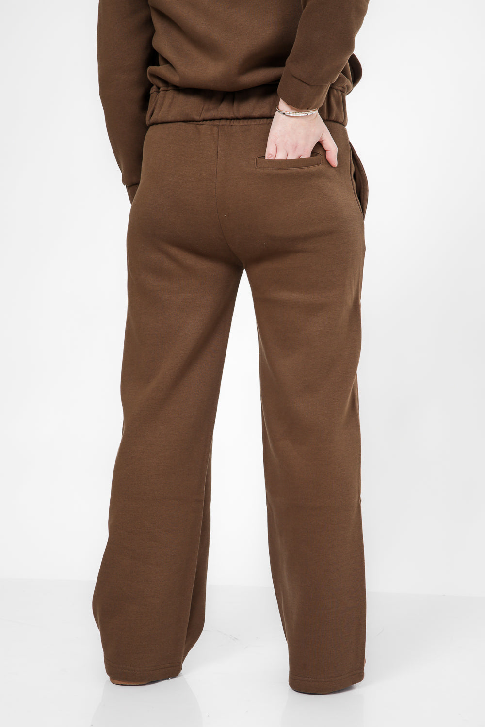 מכנסי טרנינג גזרה ישרה בצבע קפה