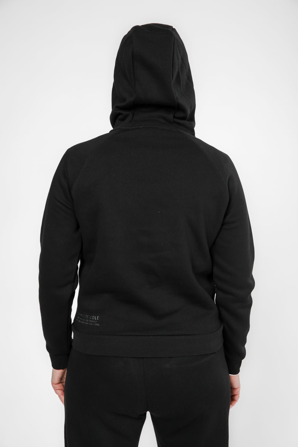 סווטשירט קפוצ'ון עם כיס קנגרו בצבע שחור