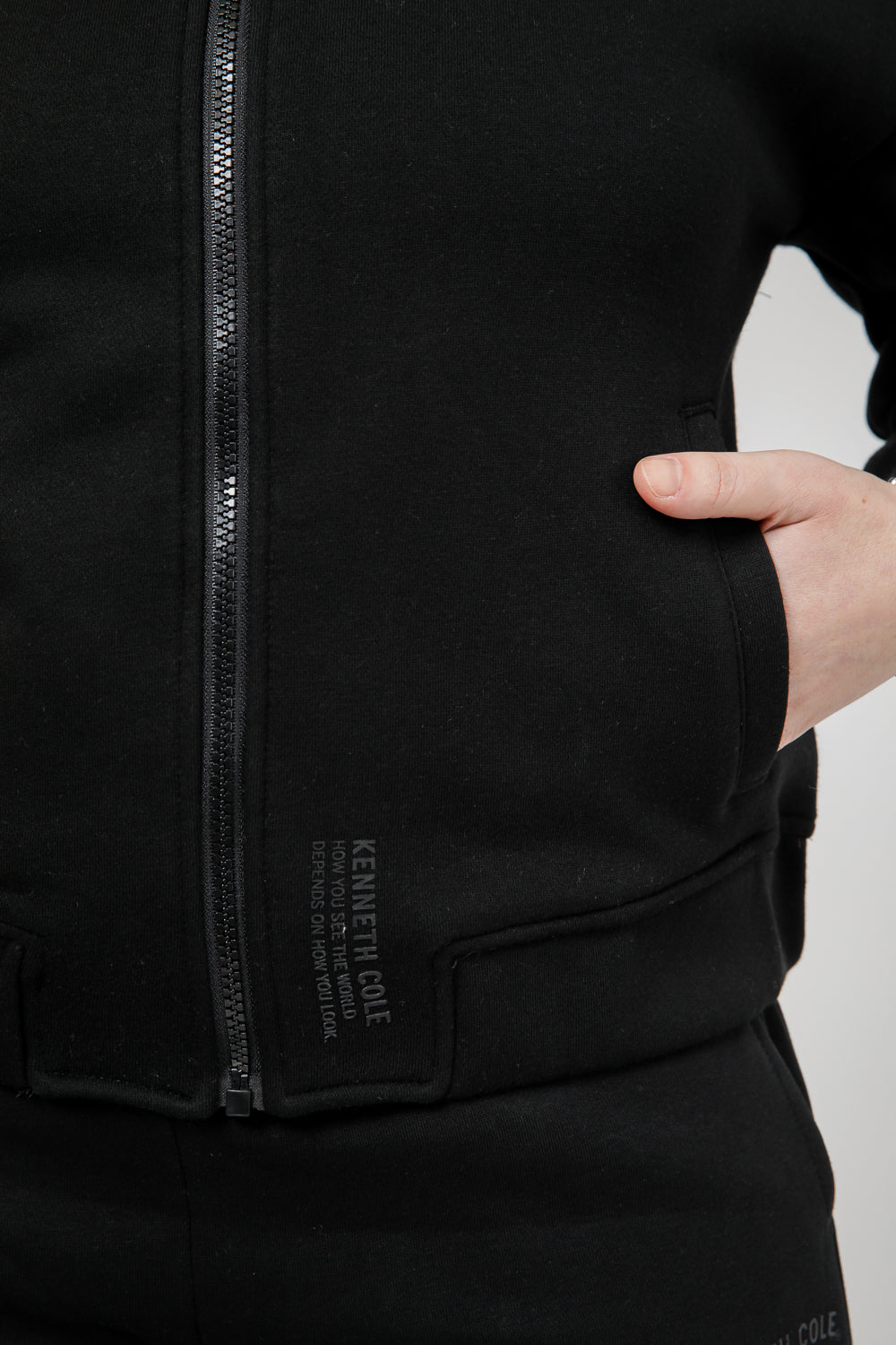 סווטשירט עם רוכסן לוגו בגב בצבע שחור