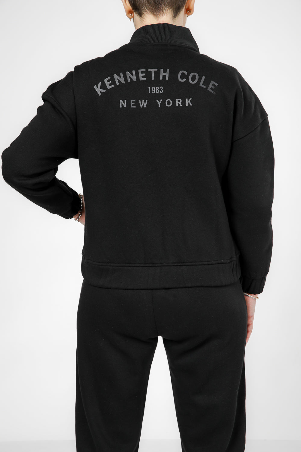 סווטשירט עם רוכסן לוגו בגב בצבע שחור