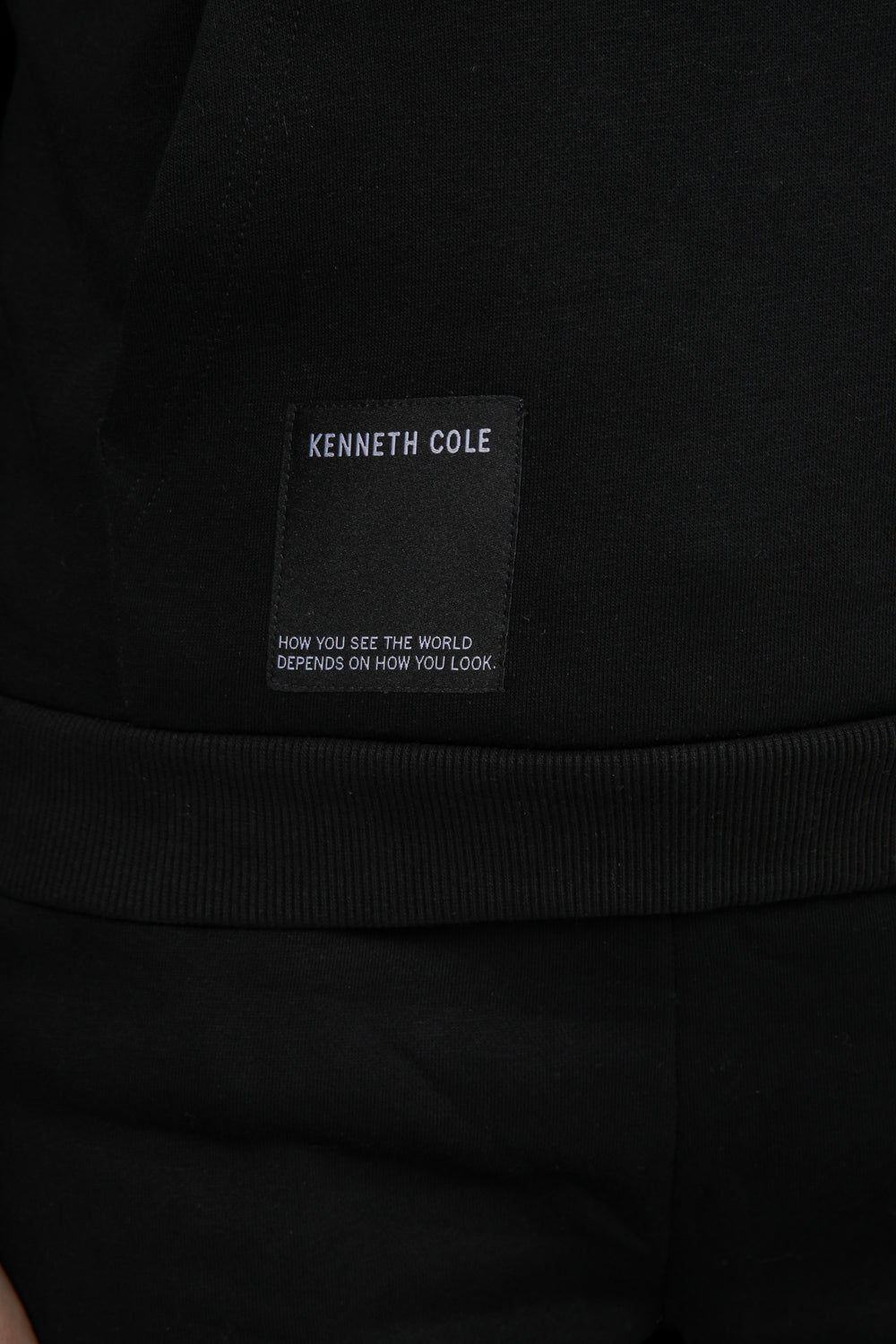 סווטשירט קפוצ'ון עם כיס קנגרו בצבע שחור