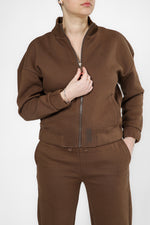 סווטשירט עם רוכסן לוגו בגב בצבע קפה