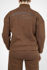 סווטשירט עם רוכסן לוגו בגב בצבע קפה