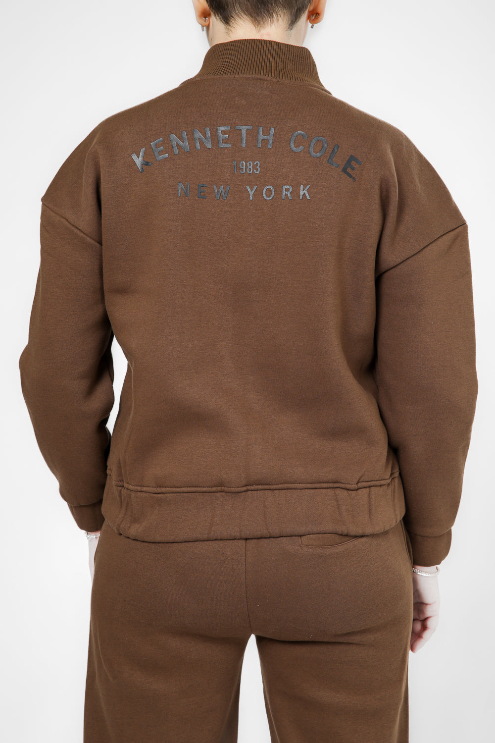 סווטשירט עם רוכסן לוגו בגב בצבע קפה