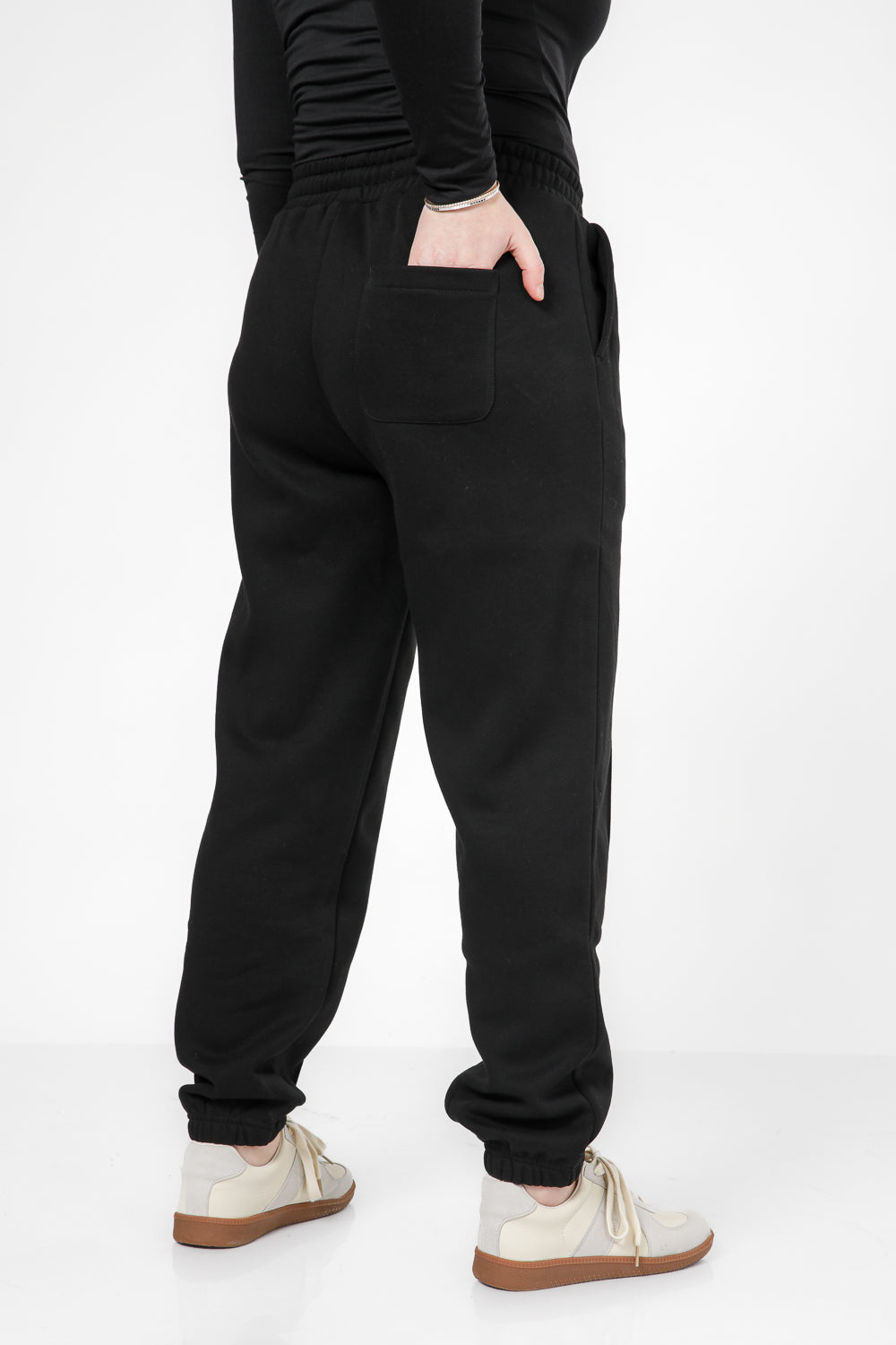 מכנסי טרנינג ארוכים לנשים בצבע שחור