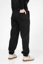 מכנסי טרנינג ארוכים לנשים בצבע שחור