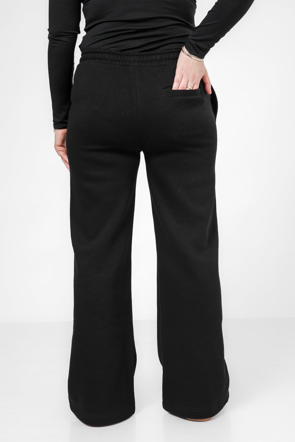 מכנסי טרנינג בגזרת Wide Leg בצבע שחור