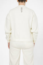 סווטשירט אוברסייז סיומת אלסטית בצבע שמנת