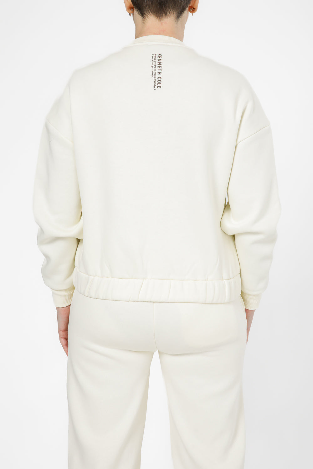 סווטשירט אוברסייז סיומת אלסטית בצבע שמנת