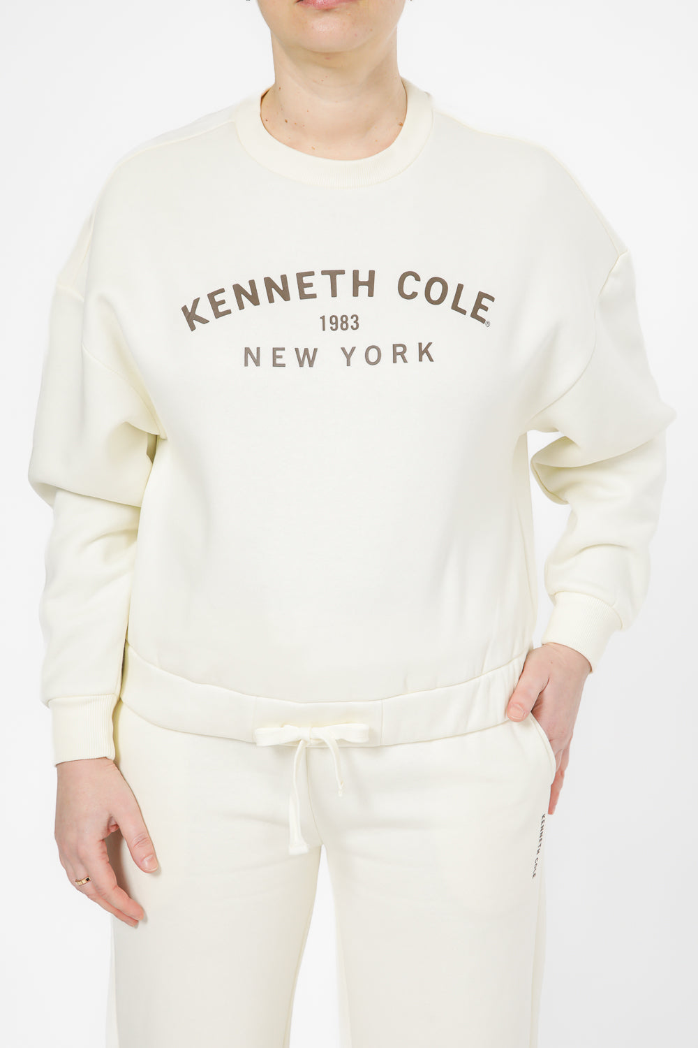 סווטשירט אוברסייז סיומת אלסטית בצבע שמנת