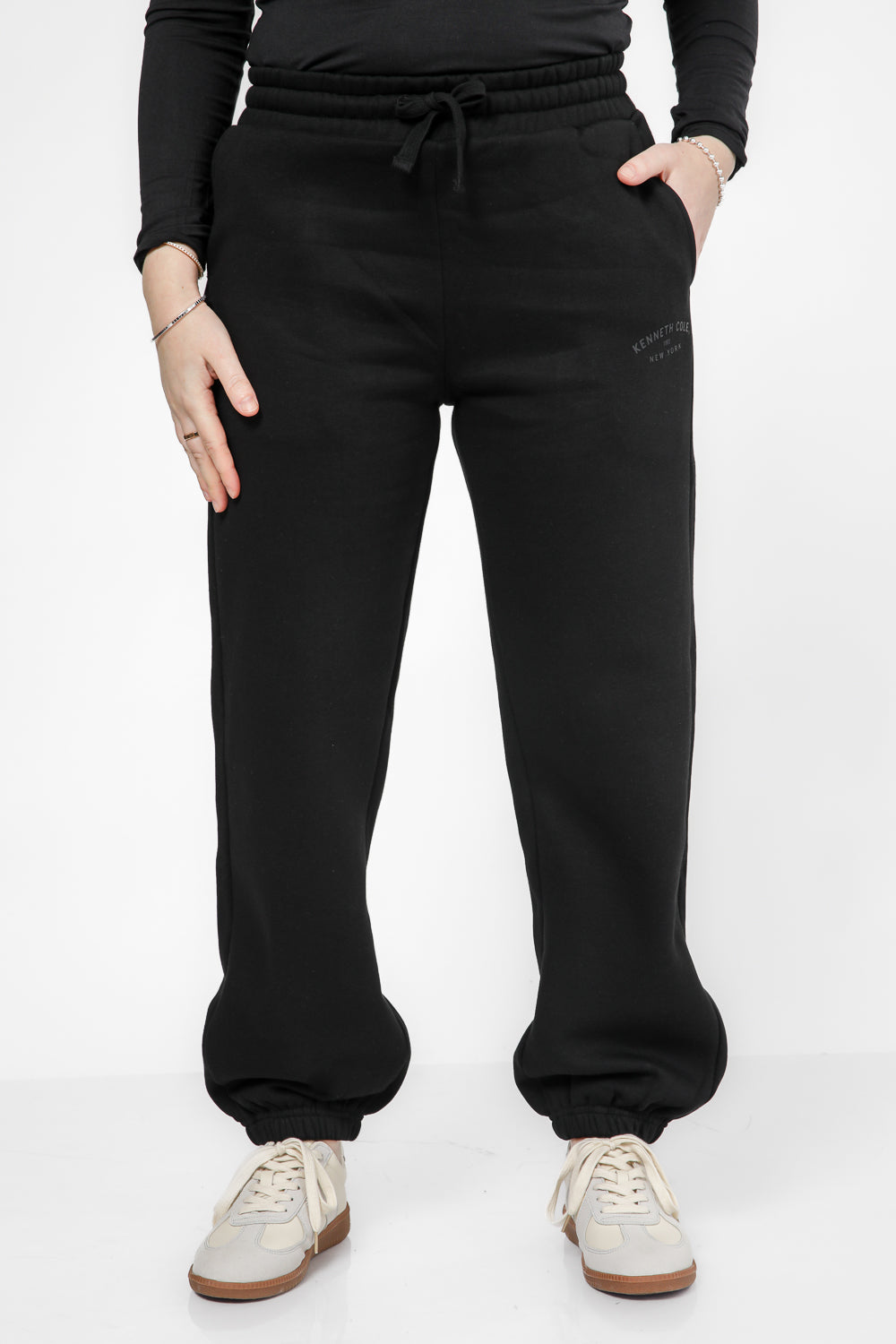 מכנסי טרנינג ארוכים לנשים צבע שחור