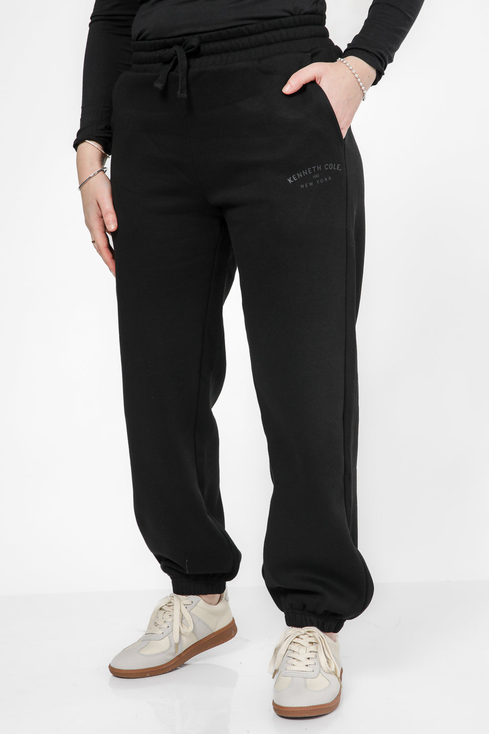 מכנסי טרנינג ארוכים לנשים צבע שחור