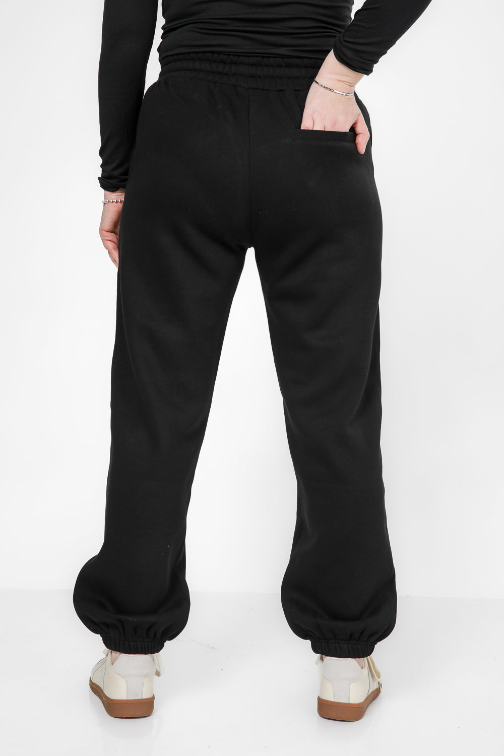 מכנסי טרנינג ארוכים לנשים צבע שחור