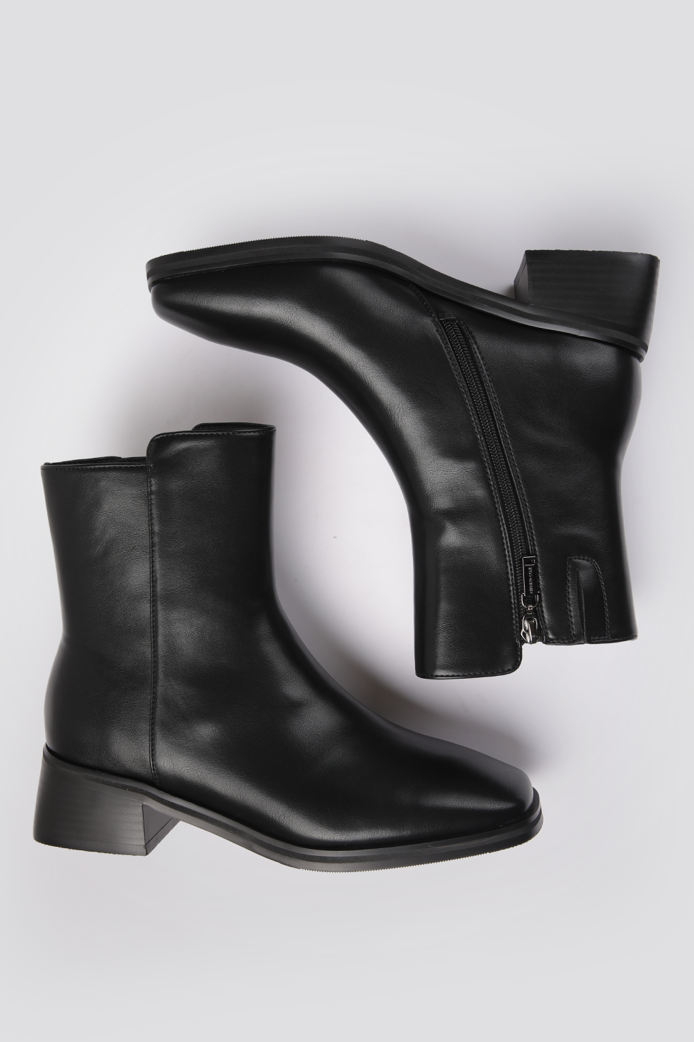 מגפונים לנשים בצבע שחור