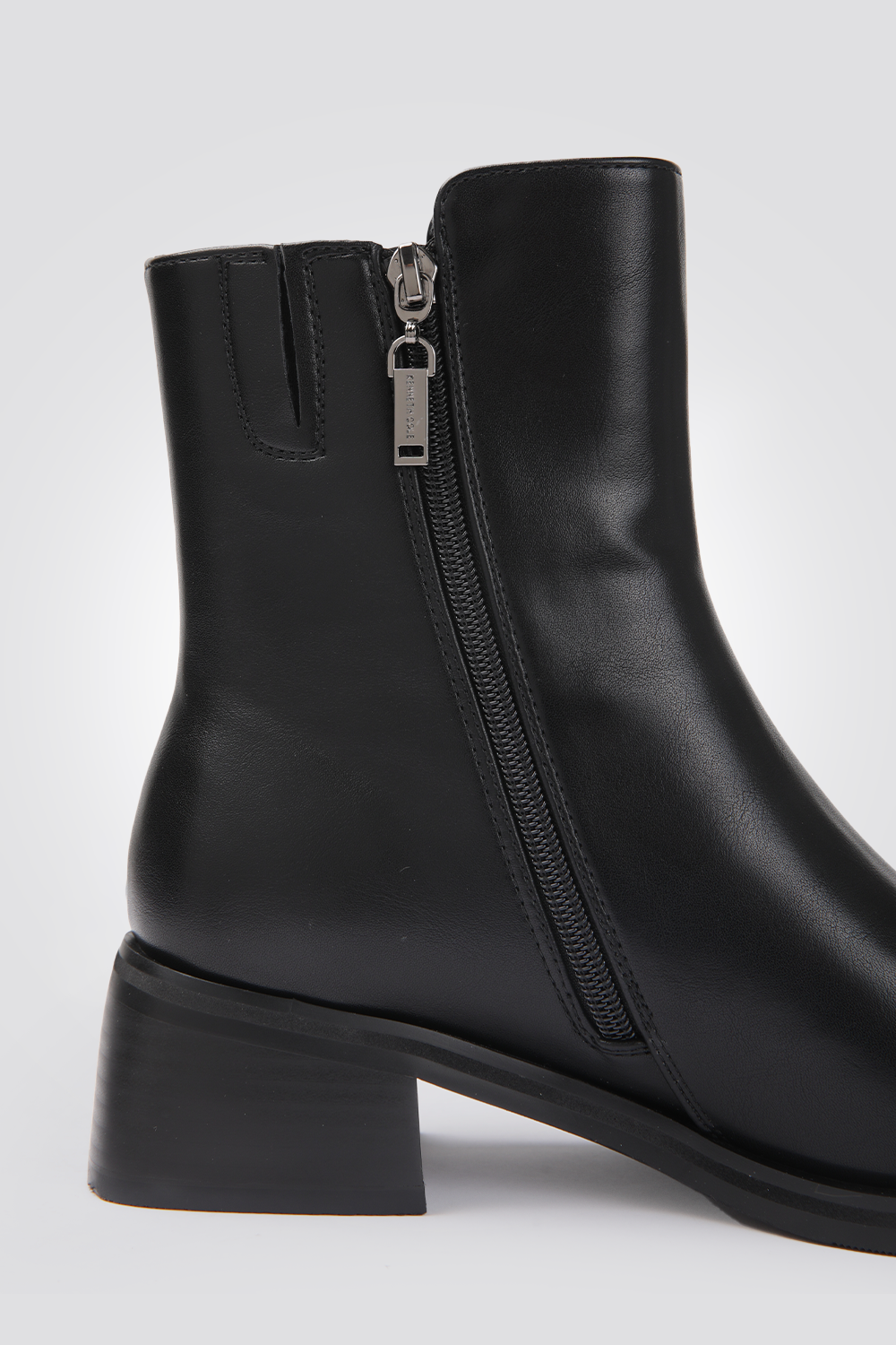 מגפונים לנשים בצבע שחור