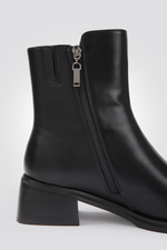 מגפונים לנשים בצבע שחור