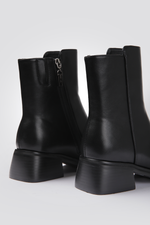 מגפונים לנשים בצבע שחור