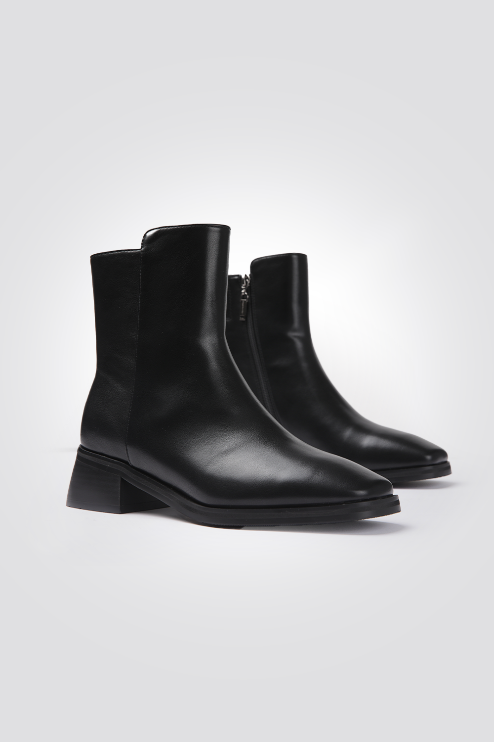 מגפונים לנשים בצבע שחור