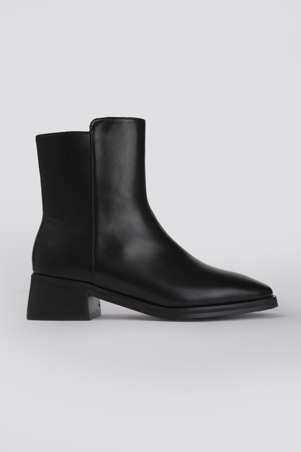 מגפונים לנשים בצבע שחור