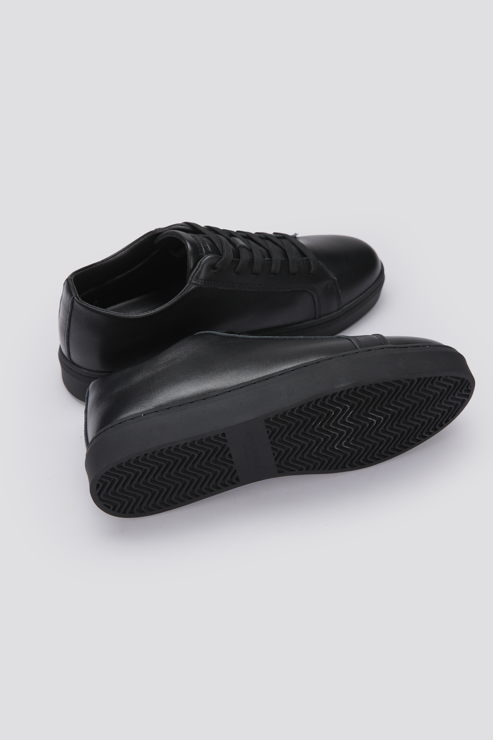 סניקרס עור בצבע שחור