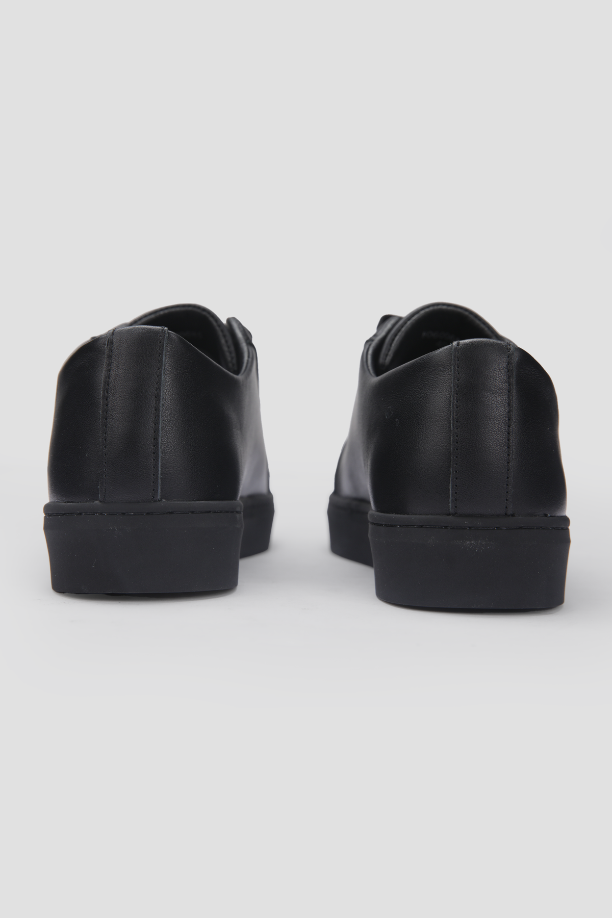 סניקרס עור בצבע שחור