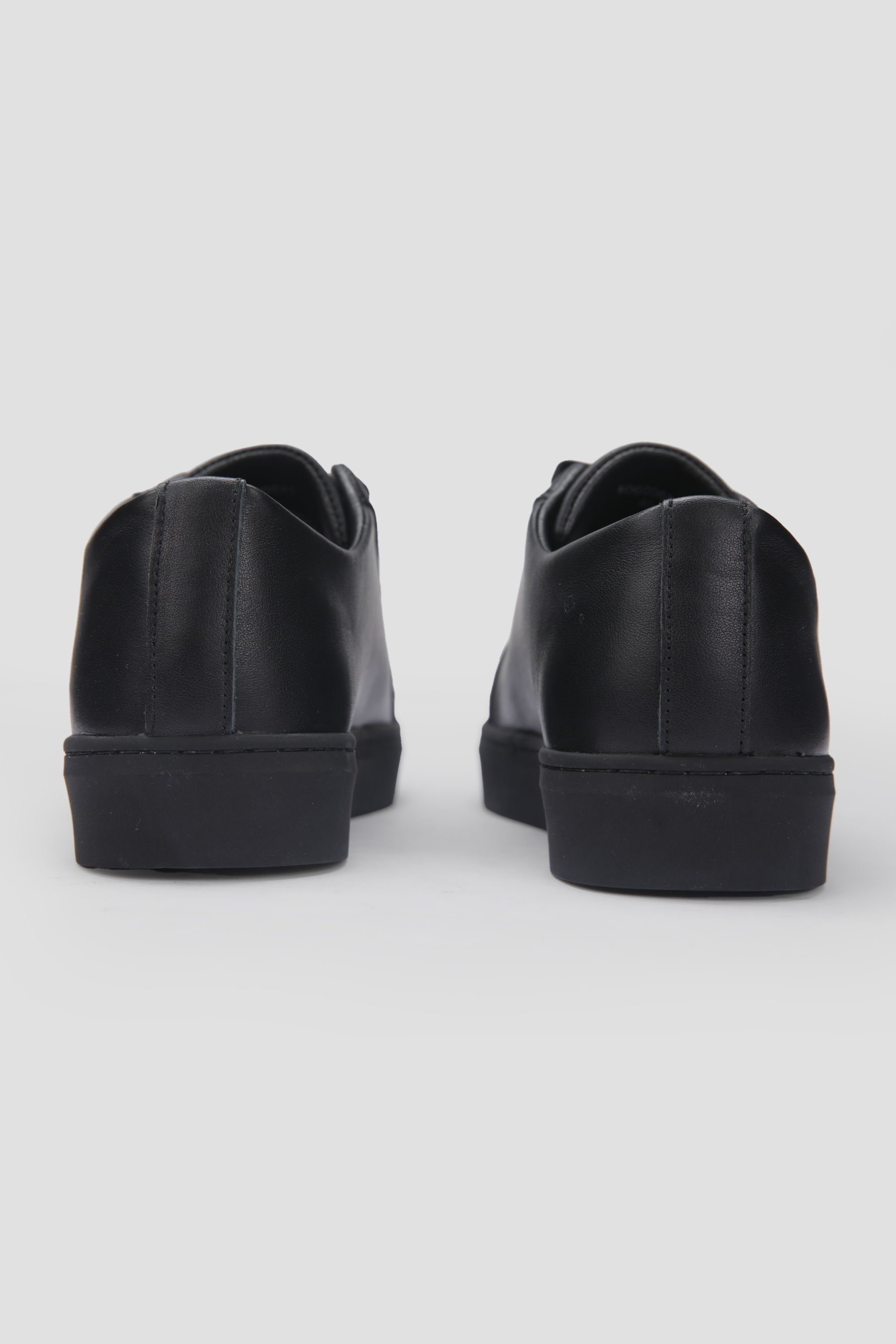 סניקרס עור בצבע שחור