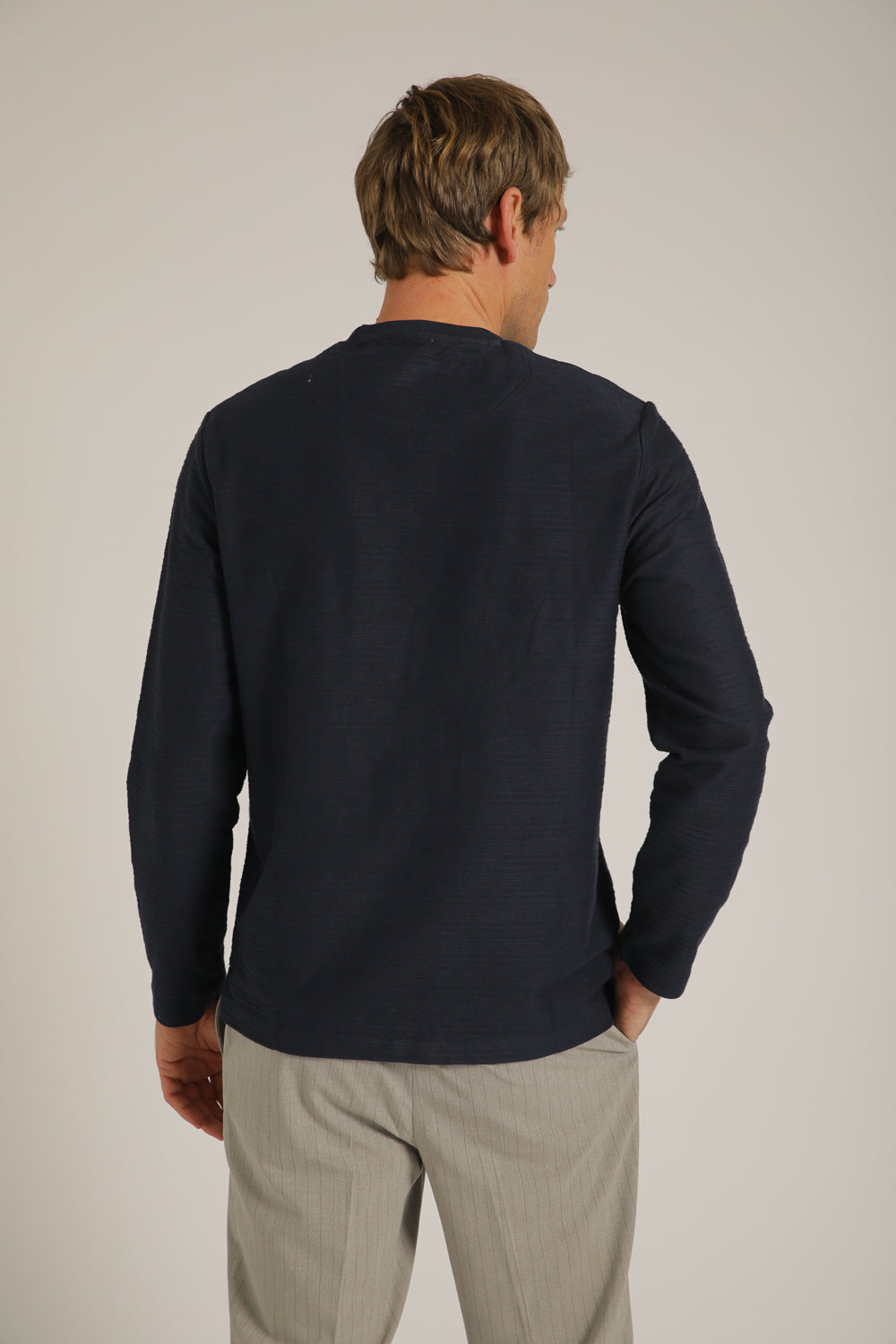 טישירט ארוכה עם טקסטורה עדינה | קנת קול