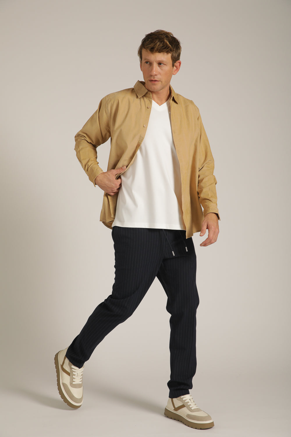 חולצה מכופתרת בעיצוב פסים עדינים | קנת קול