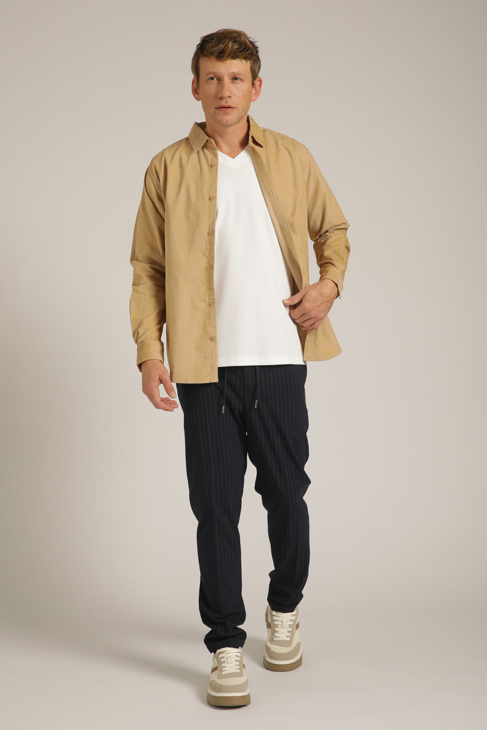 חולצה מכופתרת בעיצוב פסים עדינים | קנת קול